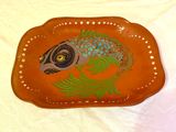 un plateau marron orné d'un motif de poisson
