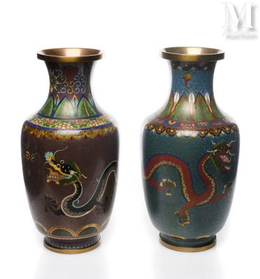 deux vases ornés de motifs de dragons, placés l'un à côté de l'autre