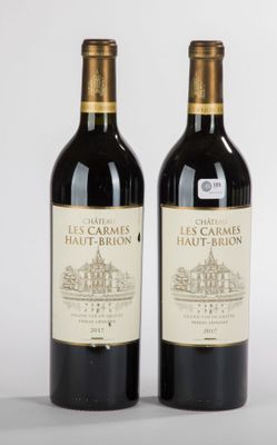 deux bouteilles de vin rouge posées l'une à côté de l'autre sur une table