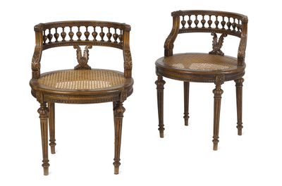 paire de chaises d'appoint de style Louis XVI à dossier en rotin