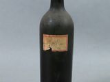 une vieille bouteille de vin avec une étiquette dessus