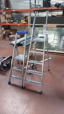 une échelle posée au milieu d'une pièce