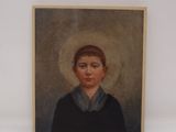 portrait d'un jeune garçon vêtu d'une chemise noire et auréolé d'une auréole blanche