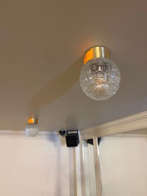 une lampe allumée au-dessus d'un miroir dans une pièce