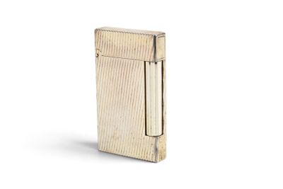 une image d'un briquet posé sur une surface blanche