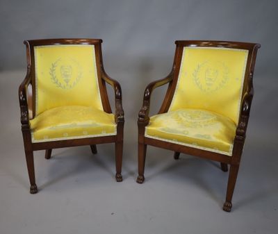 paire de fauteuils anciens avec un revêtement jaune, rembourré, rembourré, rembourré, rembourré, rembourré, rembourré, rembourré
