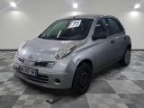 la photo d'une petite voiture argentée garée dans un garage