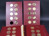 deux chemises rouges contenant des pièces d'or et d'argent