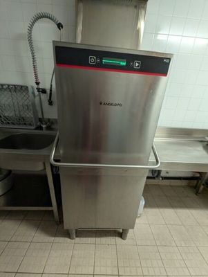 un lave-vaisselle en acier inoxydable installé dans une cuisine