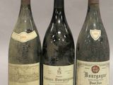 trois bouteilles de vin posées l'une à côté de l'autre sur une table