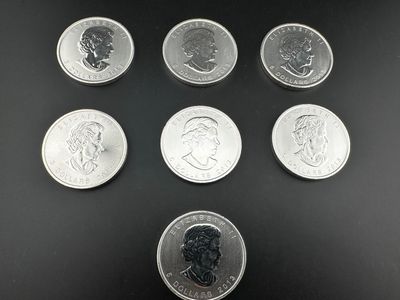 un gros plan sur six pièces différentes posées sur une surface noire