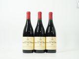 trois bouteilles de vin rouge posées sur une table blanche