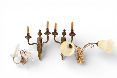 APPLIQUES (paire de), anciennes (une branche accidentée).