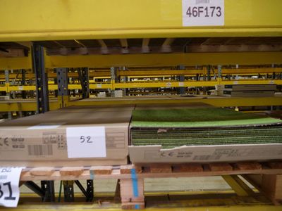 une grande quantité de cartons sur une palette dans un entrepôt