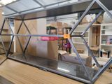 un aquarium posé sur une table