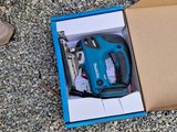 une boîte contenant un pistolet à colle sans fil bleu