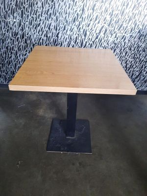 table rectangulaire en bois avec un piètement en métal noir dans une pièce