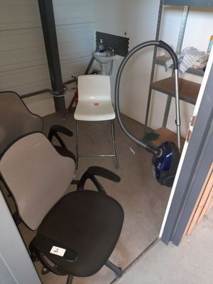 deux chaises et un bureau dans une petite pièce