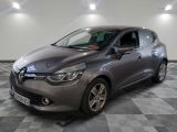 la voiture grise est garée sur un sol en damier dans le garage