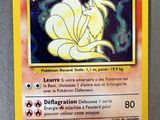 La carte Pokémon est jaune et comporte l'image d'une fleur.