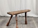 un vieux banc en bois posé sur un parquet en bois dur