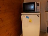 un petit réfrigérateur blanc dans le coin d'une cuisine