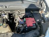 une voiture avec une batterie rouge dans le coffre