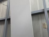 une pancarte blanche accrochée sur le côté d'un immeuble