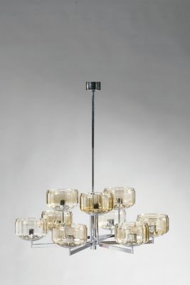 une image d'un lustre en verre et en métal