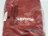 T-shirt rouge Supreme avec un logo Supreme blanc