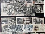 de nombreuses vieilles photos de personnes et d'animaux accrochées au mur