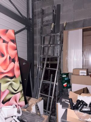 une échelle adossée au mur d'une pièce