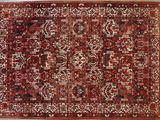 un tapis persan ancien aux motifs rouges et blancs