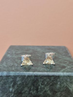 paire de boucles d'oreilles en argent et plaquées or, présentée dans un coffret en marbre
