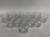 six verres sont alignés sur une surface blanche