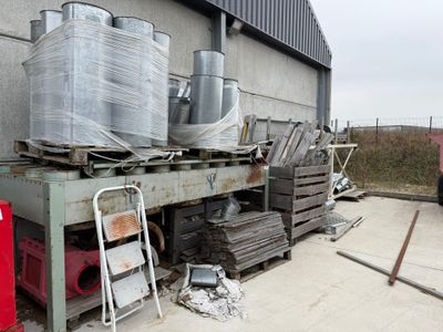 un camion garé devant un immeuble, chargé d'un grand nombre d'objets