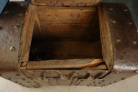 Coffre à âme en bois plaqué de fer forgé clouté, à couvercle… (photo 2)