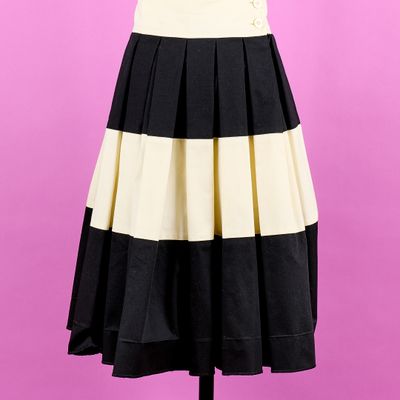 robe à rayures noires et blanches sur un mannequin, mannequin, mannequin, mannequin, mannequin, mannequin, mannequin, mannequin, mannequin, mannequin