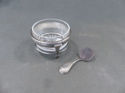 un verre d'eau et une cuillère posés sur une table