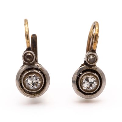 une image d'une paire de boucles d'oreilles en or et diamants