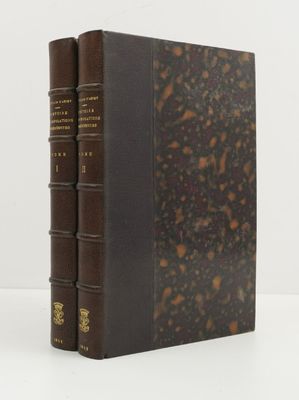 deux livres bruns posés l'un sur l'autre sur une surface blanche