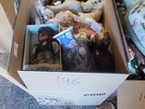 une boîte en carton remplie d'objets, posée par terre