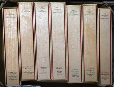 six livres empilés les uns sur les autres dans une boîte