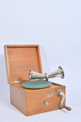 une petite boîte en bois contenant un tourne-disque