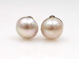 une paire de boucles d'oreilles en perles sur fond blanc
