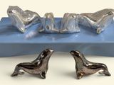 deux otaries assises sur une boîte bleue