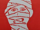 affiche française représentant le visage d'une femme avec un bandage sur le visage