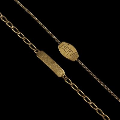 gros plan sur une chaîne en or portant une étiquette