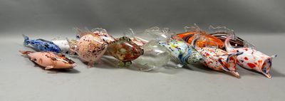 beaucoup de bonbons emballés dans des sachets en plastique posés sur une table