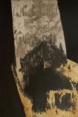 une vieille chaise avec un tableau en noir et blanc sur le dossier